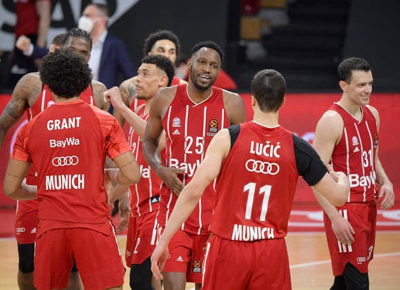 30 04 2021, xemx, basketball Turkish Airlines Euroleague game 4, FC Bayern Muenchen basketball AX Armani Exchange Milan emspor, v l team, players, cheer at the end of the match, celebrate at the end of the match Muenchen
