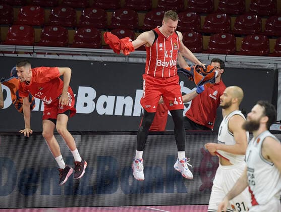 30 04 2021, xemx, basketball Turkish Airlines Euroleague game 4, FC Bayern Muenchen basketball AX Armani Exchange Milan emspor, v l team, players, cheer at the end of the match, celebrate at the end of the match Muenchen
