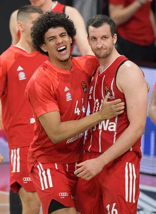 30 04 2021, xemx, basketball Turkish Airlines Euroleague game 4, FC Bayern Muenchen basketball AX Armani Exchange Milan emspor, v l team, players, cheer at the end of the match, celebrate at the end of the match Muenchen