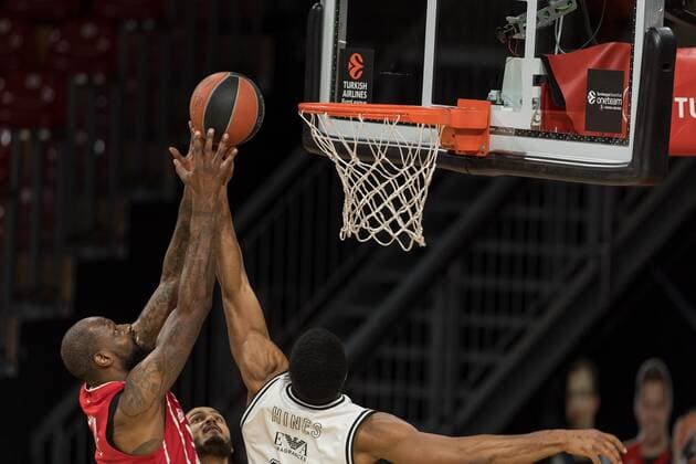 Basketball, Euroleague, day0 04 2021, FC Bayern Munich Armani Olimpia Milan Pictured James GIST III FC Bayern Munich, 21 and Kyle HINES Armani Olimpia Milan, 42 rebound Munich Audi Dome Bayern Germany. Copyright: Passion2Press.dex xMarkusxFischerx