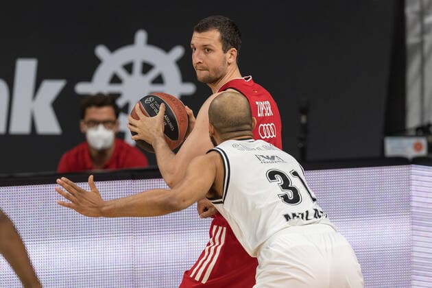 Basketball, Euroleague, day0 04 2021, FC Bayern Munich Armani Olimpia Milan In the picture Paul ZIPSER FC Bayern Munich, 16 and Shavon SHIELDS Armani Olimpia Milan, 31 Munich Audi Dome Bayern Germany Copyright: Passion2Press.dex xMarkusxFischerx