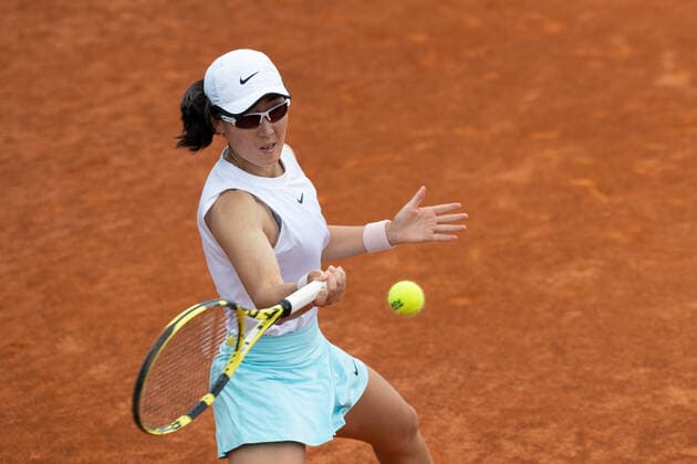 (210501) -- MADRID, May 1, 2021 -- Zheng Saisai of China returns the ball during the women s single 1st round match against Magda Linette of Poland at the Madrid Open tennis tournament in Madrid, Spain, April 30, 2021. ) (SP)SPAIN-MADRID-TENNIS-MADRID OPEN MengxDingbo 