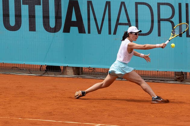 (210501) -- MADRID, May 1, 2021 -- Zheng Saisai of China returns the ball during the women s single 1st round match against Magda Linette of Poland at the Madrid Open tennis tournament in Madrid, Spain, April 30, 2021. ) (SP)SPAIN-MADRID-TENNIS-MADRID OPEN MengxDingbo 