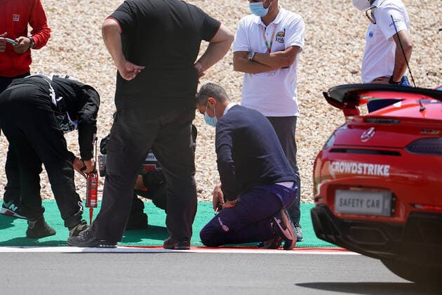 FORMULA 1 HEINEKEN PORTUGUESE GRAND PRIX 2021 30 04 2021, Autodromo Internacional do Algarve, Portimao, FORMULA 1 HEINEKEN PORTUGUESE GRAND PRIX 2021,in picture Race Director Michael Masi FIA looks at the repairs on the track Practice has to be postponed by 10 minutes nordphotoxGmbHx xBratic nph00250