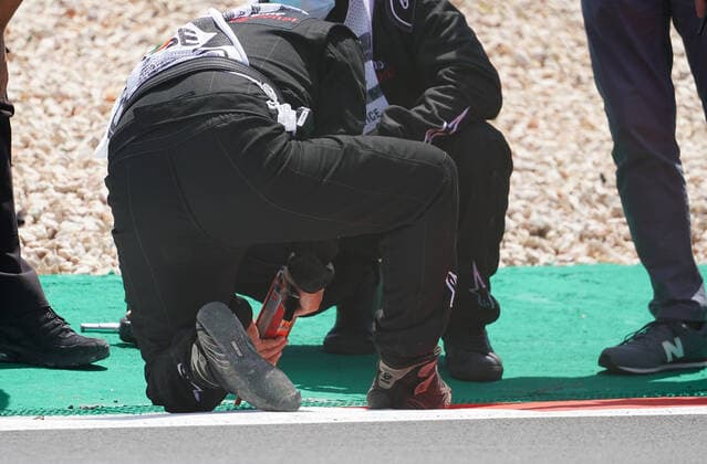 FORMULA 1 HEINEKEN PORTUGUESE GRAND PRIX 2021 30 04 2021, Autodromo Internacional do Algarve, Portimao, FORMULA 1 HEINEKEN PORTUGUESE GRAND PRIX 2021,in picture Race Director Michael Masi FIA looks at the repairs on the track Practice has to be postponed by 10 minutes nordphotoxGmbHx xBratic nph00250
