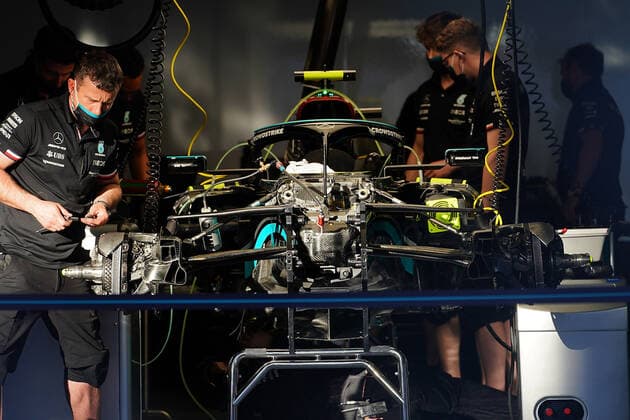 FORMULA 1 HEINEKEN PORTUGUESE GRAND PRIX 2021 30 04 2021, Autodromo Internacional do Algarve, Portimao, FORMULA 1 HEINEKEN PORTUGUESE GRAND PRIX 2021,in the picture mechanics working on the car of Valtteri Bottas FIN 77 , Mercedes AMG Petronas Formula One Team nordphotoxGmbHx xBratic nph00250