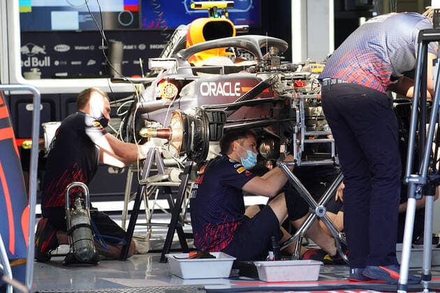 FORMULA 1 HEINEKEN PORTUGUESE GRAND PRIX 2021 30 04 2021, Autodromo Internacional do Algarve, Portimao, FORMULA 1 HEINEKEN PORTUGUESE GRAND PRIX 2021,in the picture mechanics working on the car of Sergio Perez MEX 11 , Red Bull Racing Honda nordphotoxGmbHx xBratic nph00250