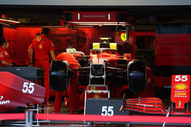 FORMULA 1 HEINEKEN PORTUGUESE GRAND PRIX 2021 30 04 2021, Autodromo Internacional do Algarve, Portimao, FORMULA 1 HEINEKEN PORTUGUESE GRAND PRIX 2021,in the picture mechanics working on the car of Carlos Sainz Jr ESP 55 , Scuderia Ferrari Mission Winnow nordphotoxGmbHx xBratic nph00250