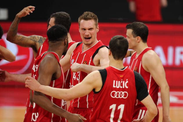 Leon Radosevic Muenchen joins teammates in cheering victory GER, FC Bayern Basketball Armani Olimpia Milan, Basketball, EuroLeague Quarterfinals Game 4, Season 2020 2021, 30 04 2021, GER, FC Bayern Basketball Armani Olimpia Milan, Basketball, EuroLeague Quarterfinals Game 4, Season 2020 2021, 30 04 2021, Muenchen Copyright: xEIBNER MarcelxEngelbrechtx EP_EER