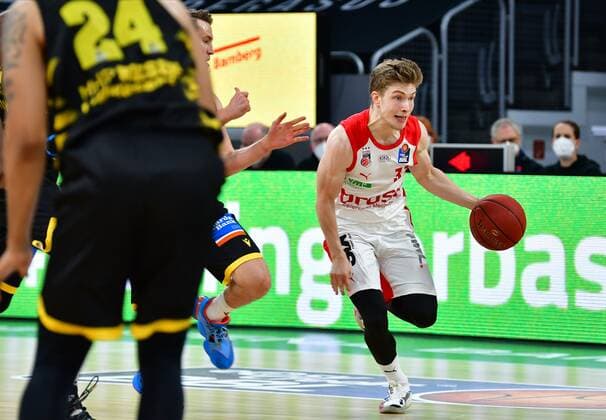 BAMBERG 30 04 2021 Basketball easycredit 1 Basketball Bundesliga 31 matchday Brose Bamberg vs MHP Riesen Ludwigsburg Bennet Hundt 33, Brose Bamberg moves to the basket against Jordan Hulls 1, MHP Riesen Ludwigsburg photo Hans Martin Issler isslerimages Brose Bamberg vs MHP Riesen Ludwigsburg