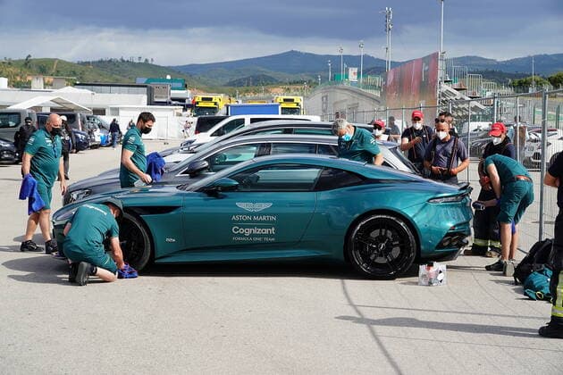 FORMULA 1 HEINEKEN PORTUGUESE GRAND PRIX 2021 01 05 2021, Autodromo Internacional do Algarve, Portimao, FORMULA 1 HEINEKEN PORTUGUESE GRAND PRIX 2021,in picture Aston Martin staff cleaning the car of team principal Otmar Szafnauer Aston Martin Cognizant Formula One Team nordphotoxGmbHx xBratic nph00250