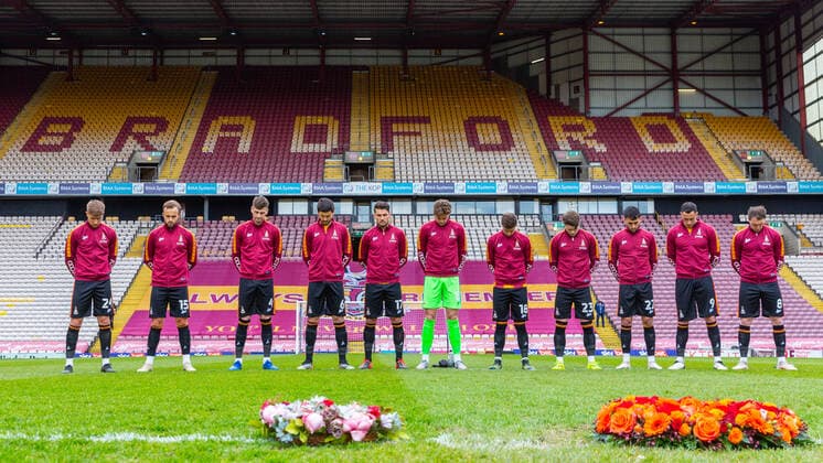 Bradford City players pause for a minutes silence to remember the 56 fans that lost their lives at the Bradford City fire disaster in 1985 during the Sky Bet League 2 behind closed doors match between Bradford City and Scunthorpe United at the Utilita Energy Stadium, Bradford, England on 1 May 2021. Copyright: xThomasxGaddx PMI-4186-0002