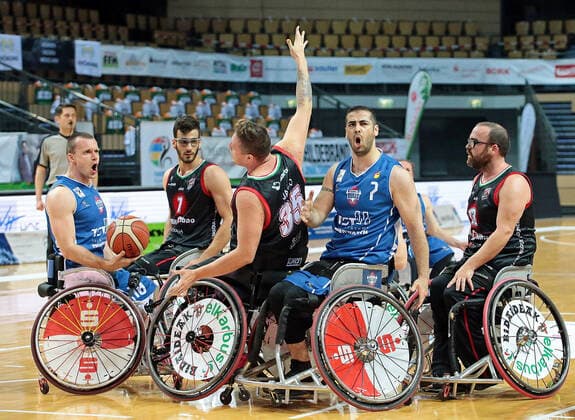 01 05 2021, xovx, Wheelchair Basketball Champions Cup 2021, Semifinals, RSB Thuringia Bulls Bidaideak Bilbao BSR v l Cheering Andre Bienek RSB Thuringia Bulls and Vahid Gholamazad RSB Thuringia Bulls, 4 v l , Alejandro Mendiluce Bidaideak Bilbao BSR , Luis Jasso Bidaideak Bilbao BSR , Asier Garcia Bidaideak Bilbao BSR Wetzlar Rittal Arena Hessen Germany EN