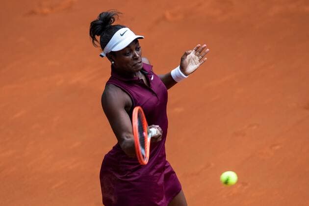 Sloane Stephens of the US in action against Tunisian Ons Jabeur during their Mutua Madrid Open tennis tournament s game at Caja Magica tennis complex in Madrid, Spain, 01 May 2021. Mutua Madrid Open !ACHTUNG: NUR REDAKTIONELLE NUTZUNG!  Copyright: xRodrigoxJimenezx GRAF6653 20210501-637554896484029082