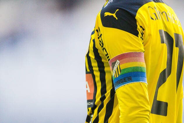 210501 A rainbow-colored armband on Häckens Rasmus Lindgrens arm during the football match in the Allsvenskan between Hammarby and Häcken on 1 May 2021 in Stockholm,  Copyright: KENTAxJÖNSSON BB210501KJ105