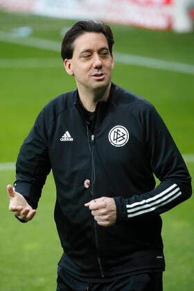 30 04 2021, wohninvest WESERSTADION, Bremen, GER, DFB POKAL, Round of 16, SV Werder Bremen vs RB Leipzig, in picture referee Manuel Graefe Important notice The DFB prohibits the use of sequence pictures on the Internet and in online media during the match including half-time blackout period The DFB permits the publication and further use of the pictures on mobile devices, in particular MMS and via DVB H and DMB only after the end of the match SV Werder Bremen vs RB Leipzig