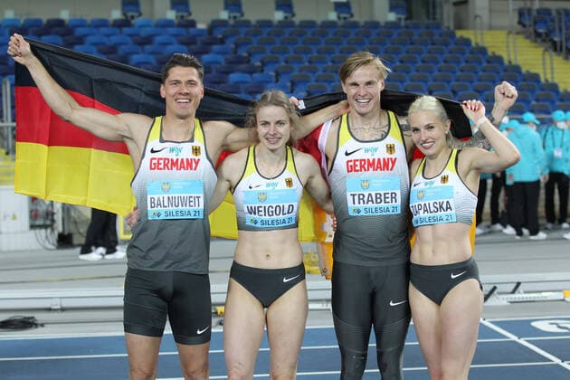 Bilder des Jahres 2021, Sport 05 Mai Sport Themen der Woche KW17 World athletics relays Silesia 2021, Chorzow, Schlesien, Polen 01-02.05.2021, mixed Hürden-shuttle-Staffel, Erik Balnuweit, Anne Weigold,Gregor Traber, Monika Zapalska, Deutschland , *** World athletics relays Silesia 2021, Chorzow, Silesia, Poland 01 02 05 2021, mixed hurdles shuttle relay, Erik Balnuweit, Anne Weigold,Gregor Traber, Monika Zapalska, Germany ,
