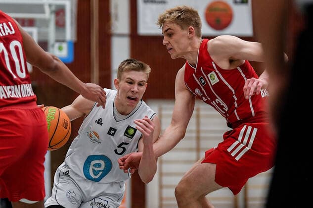 01 05 2021, xpsx, Basketball 2 Bundesliga Pro B Playoffs, EBBECKE White Wings Hanau FC Bayern Munich Basketball II v l Justus Peuser Hanau , Lukas Zerner Munich Hanau Hesse Germany DEU