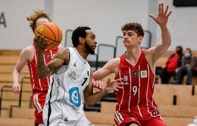01 05 2021, xpsx, Basketball 2 Bundesliga Pro B Playoffs, EBBECKE White Wings Hanau FC Bayern München Basketball II v l Omari Knox Hanau , Luis Wulff Munich Hanau Hesse Germany DEU