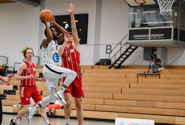 01 05 2021, xpsx, Basketball 2 Bundesliga Pro B Playoffs, EBBECKE White Wings Hanau FC Bayern München Basketball II v l Omari Knox Hanau , Luis Wulff Munich Hanau Hesse Germany DEU