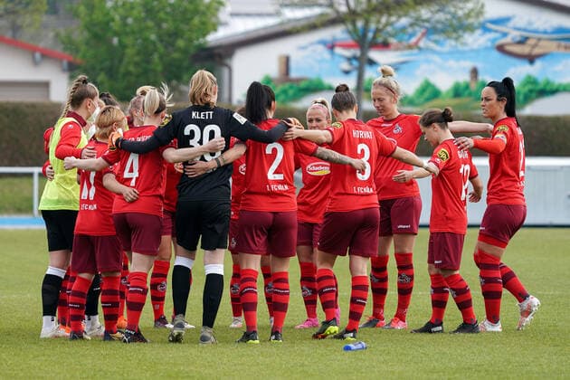 1 FC Köln players swear in with a team circle before kick-off, circle, team circle, concentration, camaraderie, speech, motivation, 02 05 2021, Sinsheim Germany , Football, 2 Frauen Bundesliga Süd, TSG 1899 Hoffenheim II U20 1 FC Köln, DFB DFL REGULATIONS PROHIBIT ANY USE OF PHOTOGRAPHS AS IMAGE SEQUENCES AND OR QUASI VIDEO xozx