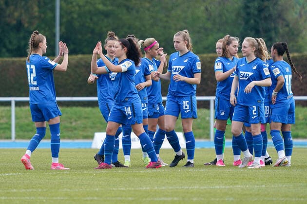 TSG 1899 Hoffenheim II U20 players high-five each other before the game, motivate themselves for the game, motivation, anticipation, confident, confident, action, action, 02 05 2021, Sinsheim Germany , Football, 2 Frauen Bundesliga Süd, TSG 1899 Hoffenheim II U20 1 FC Köln, DFB DFL REGULATIONS PROHIBIT ANY USE OF PHOTOGRAPHS AS IMAGE SEQUENCES AND OR QUASI VIDEO xozx