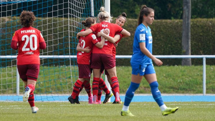 1 FC Köln players cheer about the goal to 0 1, jubilation, goal celebration, celebrate the goal, goal, celebration, cheering about the goal, optimistic, game scene, highlight, action, action, 02 05 2021, Sinsheim Germany , Football, 2 Women Bundesliga South, TSG 1899 Hoffenheim II U20 1 FC Köln, DFB DFL REGULATES PROHIBIT ANY USE OF PHOTOGRAPHS AS IMAGE SEQUENCES AND OR QUASI VIDEO xozx