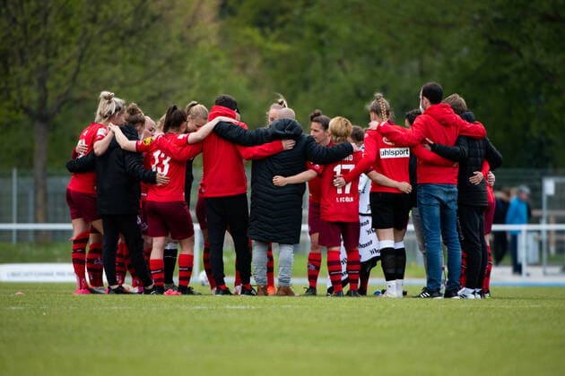 Karoline Kohr 1 FC Koeln , Yuka Hirano 1 FC Koeln and team stand together in a circle and cheer about the victory, GER, TSG 1899 Hoffenheim U20 vs 1 FC Koeln, 02 05 2021, Frauen Fussball 2 Bundesliga Sued, 12 Spieltag, Spielzeit 2020 2021 DFB REGULATIONS PROHIBIT ANY USE OF PHOTOGRAPHS AS IMAGE SEQUENCES AND OR QUASI VIDEO GER, TSG 1899 Hoffenheim U20 vs 1 FC Koeln, 02 05 2021, Frauen Fussball 2 Bundesliga Sued, 12 Spieltag, Spielzeit 2020 2021 Sinsheim Copyright: xEibnerxPressefoto MichaelxMemmlerx EP_MMR