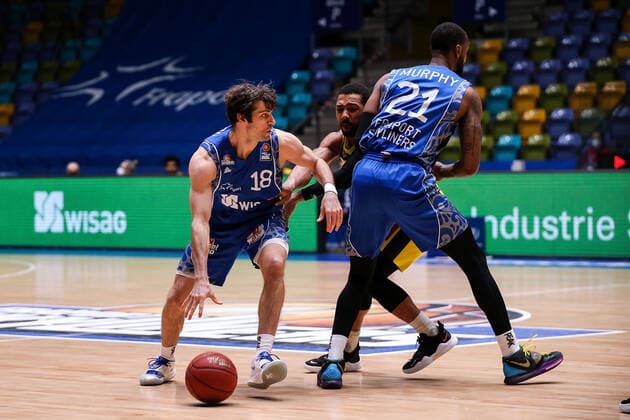 02 05 2021, xmkx, Basketball easyCredit BBL, Fraport Skyliners EWE Baskets Oldenburg v l Joe Rahon Fraport Skyliners , Phil Pressey EWE Baskets Oldenburg , Kamari Murphy Fraport Skyliners DFL DFB REGULATIONS PROHIBIT ANY USE OF PHOTOGRAPHS as IMAGE SEQUENCES and or QUASI VIDEO emspor Frankfurt am Main