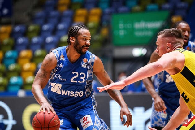 02 05 2021, xmkx, Basketball easyCredit BBL, Fraport Skyliners EWE Baskets Oldenburg v l Quantez Robertson Fraport Skyliners , Rasid Mahalbasic EWE Baskets Oldenburg DFL DFB REGULATIONS PROHIBIT ANY USE OF PHOTOGRAPHS as IMAGE SEQUENCES and or QUASI VIDEO emspor Frankfurt am Main