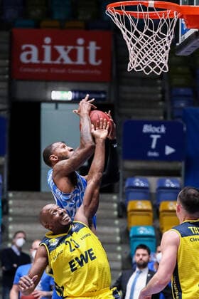 02 05 2021, xmkx, Basketball easyCredit BBL, Fraport Skyliners EWE Baskets Oldenburg v l Kamari Murphy Fraport Skyliners , Rickey Paulding EWE Baskets Oldenburg DFL DFB REGULATIONS PROHIBIT ANY USE OF PHOTOGRAPHS as IMAGE SEQUENCES and or QUASI VIDEO emspor Frankfurt am Main
