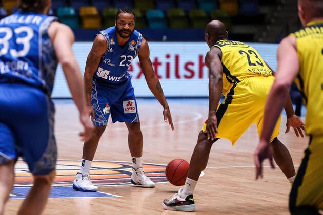 02 05 2021, xmkx, Basketball easyCredit BBL, Fraport Skyliners EWE Baskets Oldenburg v l Quantez Robertson Fraport Skyliners , Rickey Paulding EWE Baskets Oldenburg DFL DFB REGULATIONS PROHIBIT ANY USE OF PHOTOGRAPHS as IMAGE SEQUENCES and or QUASI VIDEO emspor Frankfurt am Main