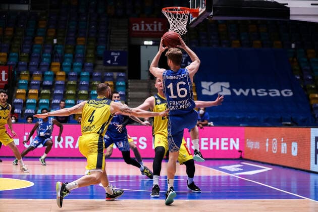 02 05 2021, xmkx, Basketball easyCredit BBL, Fraport Skyliners EWE Baskets Oldenburg v l Keith Hornsby EWE Baskets Oldenburg , Rasid Mahalbasic EWE Baskets Oldenburg , Philipp Hadenfeldt Fraport Skyliners DFL DFB REGULATIONS PROHIBIT ANY USE OF PHOTOGRAPHS as IMAGE SEQUENCES and or QUASI VIDEO emspor Frankfurt am Main