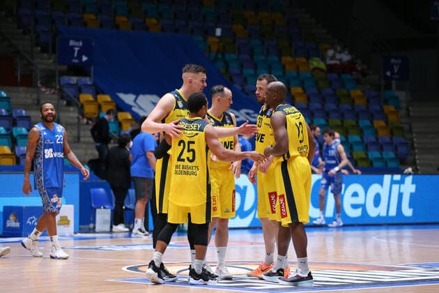 Pressey Phil , EWE Baskets Oldenburg, 25 ,Schwethelm Philipp, EWE Baskets Oldenburg, 33 ,Paulding Rickey, EWE Baskets Oldenburg, 23 ,, the team from EWE Baskets Oldenburg, , GER, Basketball,Fraport Skyliners EWE Baskets Oldenburg, 02 05 2021, Frankfurt Copyright: xEibner-Pressefoto UlrichxScherbaumx EP_usm
