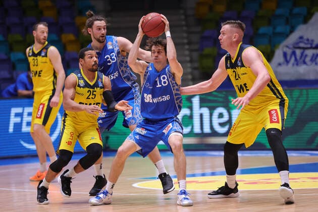 Fraport Skyliners EWE Baskets Oldenburg, easyCredit BBL Joe Rahon Fraport Skyliners, 18 is tackled by Phil Pressey Oldenburg, 25 and Rasid Mahalbasic Oldenburg, 24 Basketball match of easyCredit BBL between Fraport Skyliners and EWE Baskets Oldenburg on 2 May 2021 at Fraport Arena in Frankfurt am Main , Frankfurt am Main Hesse Germany Fraport Arena