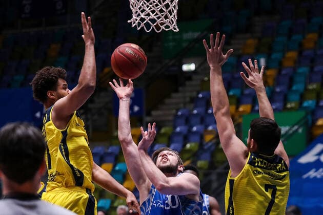 02 05 2021, xmkx, Basketball easyCredit BBL, Fraport Skyliners EWE Baskets Oldenburg v l Norris Agbakoko EWE Baskets Oldenburg , Jon Axel Gudmundsson Fraport Skyliners , Sebastian Herrera EWE Baskets Oldenburg DFL DFB REGULATIONS PROHIBIT ANY USE OF PHOTOGRAPHS as IMAGE SEQUENCES and or QUASI VIDEO emspor Frankfurt am Main