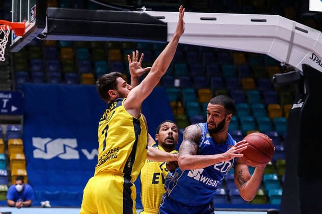 02 05 2021, xmkx, Basketball easyCredit BBL, Fraport Skyliners EWE Baskets Oldenburg v l Sebastian Herrera EWE Baskets Oldenburg , Rasheed Moore Fraport Skyliners DFL DFB REGULATIONS PROHIBIT ANY USE OF PHOTOGRAPHS as IMAGE SEQUENCES and or QUASI VIDEO emspor Frankfurt am Main