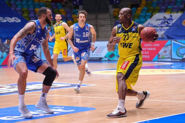 Fraport Skyliners EWE Baskets Oldenburg, easyCredit BBL Rickey Paulding Oldenburg, 23 is tackled by Rasheed Moore Fraport Skyliners, 20 Basketball match of the easyCredit BBL between Fraport Skyliners and EWE Baskets Oldenburg on 2 May 2021 at Fraport Arena in Frankfurt am Main , Frankfurt am Main Hesse Germany Fraport Arena
