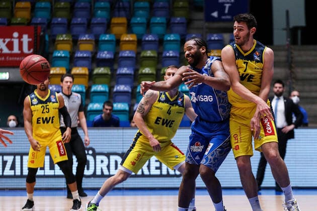 02 05 2021, xmkx, Basketball easyCredit BBL, Fraport Skyliners EWE Baskets Oldenburg v l Quantez Robertson Fraport Skyliners , Sebastian Herrera EWE Baskets Oldenburg DFL DFB REGULATIONS PROHIBIT ANY USE OF PHOTOGRAPHS as IMAGE SEQUENCES and or QUASI VIDEO emspor Frankfurt am Main