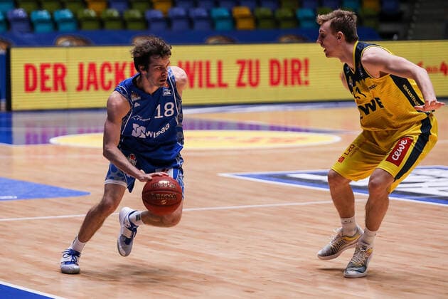 02 05 2021, xmkx, Basketball easyCredit BBL, Fraport Skyliners EWE Baskets Oldenburg v l Joe Rahon Fraport Skyliners , Jacob Hollatz EWE Baskets Oldenburg DFL DFB REGULATIONS PROHIBIT ANY USE OF PHOTOGRAPHS as IMAGE SEQUENCES and or QUASI VIDEO emspor Frankfurt am Main