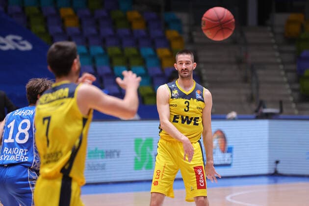 Fraport Skyliners EWE Baskets Oldenburg, easyCredit BBL pass from Braydon Hobbs Oldenburg, 3 to Sebastian Herrera Oldenburg, 7 Basketball match of the easyCredit BBL between Fraport Skyliners and EWE Baskets Oldenburg on 2 May 2021 at Fraport Arena in Frankfurt am Main , Frankfurt am Main Hesse Germany Fraport Arena