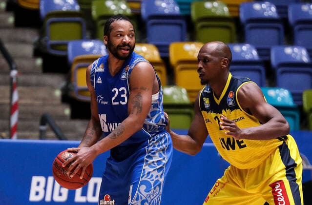 02 05 2021, xmkx, Basketball easyCredit BBL, Fraport Skyliners EWE Baskets Oldenburg v l Quantez Robertson Fraport Skyliners , Rickey Paulding EWE Baskets Oldenburg DFL DFB REGULATIONS PROHIBIT ANY USE OF PHOTOGRAPHS as IMAGE SEQUENCES and or QUASI VIDEO emspor Frankfurt am Main