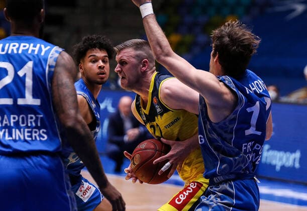 02 05 2021, xmkx, Basketball easyCredit BBL, Fraport Skyliners EWE Baskets Oldenburg v l Kamari Murphy Fraport Skyliners , Maximilian Begue Fraport Skyliners , Tomislav Gabric EWE Baskets Oldenburg , Joe Rahon Fraport Skyliners DFL DFB REGULATIONS PROHIBIT ANY USE OF PHOTOGRAPHS as IMAGE SEQUENCES and or QUASI VIDEO emspor Frankfurt am Main