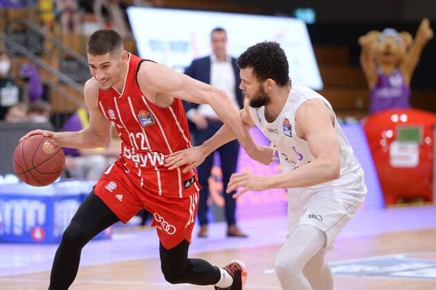 Diego Flaccadori FC Bayern Muenchen on the ball and Luke Nelson BG Goettingen , Basketball, Bundesliga, BBL, BG Goettingen FC Bayern Muenchen, 02 05 2021, BG Goettingen FC Bayern Muenchen, Basketball, Bundesliga, GER, BBL, 02 05 2021 Goettingen Copyright: xEibner-Pressefotox-xRolandxSippelx