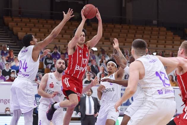 Erol Ersek FC Bayern Muenchen on the ball , Akeem Vargas BG Goettingen L, back , Nelson Weidemann BG Goettingen back , Aubrey Dawkins BG Goettingen L , Rihards Lomazs BG Goettingen front , Basketball, Bundesliga, BBL, BG Goettingen FC Bayern Muenchen, 02 05 2021, BG Goettingen FC Bayern Muenchen, Basketball, Bundesliga, GER, BBL, 02 05 2021 Goettingen Copyright: xEibner-Pressefotox-xRolandxSippelx