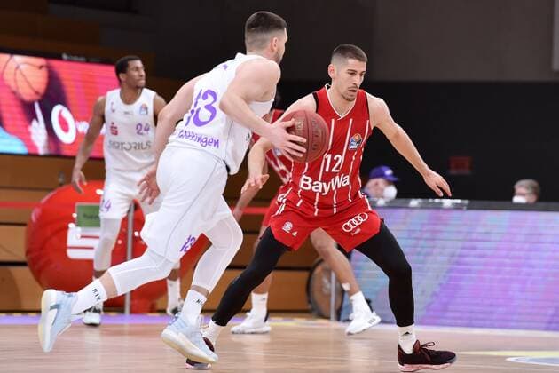 Rihards Lomazs BG Goettingen on the ball , Diego Flaccadori FC Bayern Muenchen , Basketball, Bundesliga, BBL, BG Goettingen FC Bayern Muenchen, 02 05 2021, BG Goettingen FC Bayern Muenchen, Basketball, Bundesliga, GER, BBL, 02 05 2021 Goettingen Copyright: xEibner-Pressefotox-xRolandxSippelx
