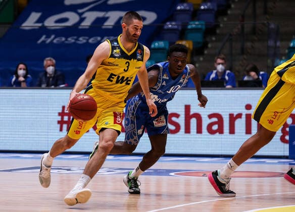 02 05 2021, xmkx, Basketball easyCredit BBL, Fraport Skyliners EWE Baskets Oldenburg v l Braydon Hobbs EWE Baskets Oldenburg , Alvin Oniya Fraport Skyliners DFL DFB REGULATIONS PROHIBIT ANY USE OF PHOTOGRAPHS as IMAGE SEQUENCES and or QUASI VIDEO emspor Frankfurt am Main