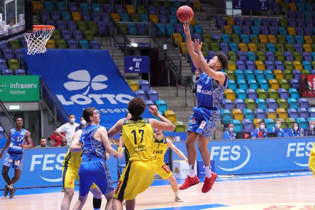 Fraport Skyliners EWE Baskets Oldenburg, easyCredit BBL Distance Throw by Maximilian Begue Fraport Skyliners, 3 , left under the basket lurks Leon Puellen Fraport Skyliners, 5 Basketball match of the easyCredit BBL between Fraport Skyliners and EWE Baskets Oldenburg on 2 May 2021 at Fraport Arena in Frankfurt am Main , Frankfurt am Main Hesse Germany Fraport Arena
