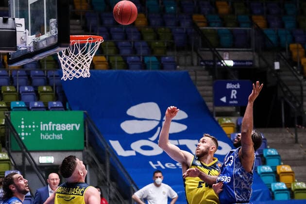 02 05 2021, xmkx, Basketball easyCredit BBL, Fraport Skyliners EWE Baskets Oldenburg v l Keith Hornsby EWE Baskets Oldenburg , Quantez Robertson Fraport Skyliners DFL DFB REGULATIONS PROHIBIT ANY USE OF PHOTOGRAPHS as IMAGE SEQUENCES and or QUASI VIDEO emspor Frankfurt am Main