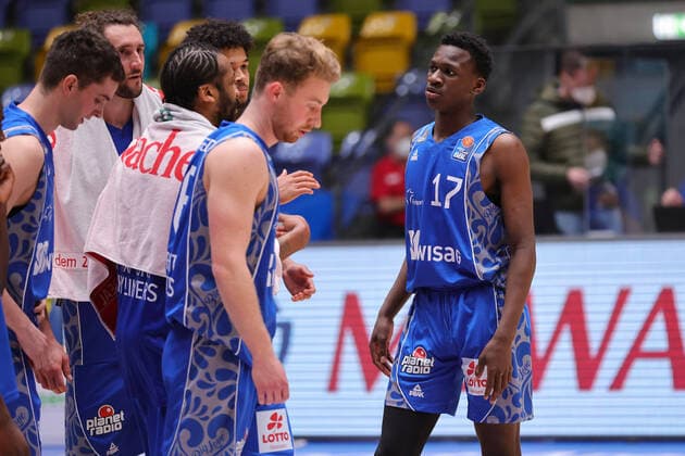 Fraport Skyliners EWE Baskets Oldenburg, easyCredit BBL Joshua Bonga Fraport Skyliners, 17 and his teammates leave the court Basketball match of the easyCredit BBL between Fraport Skyliners and EWE Baskets Oldenburg on 2 May 2021 at Fraport Arena in Frankfurt am Main , Frankfurt am Main Hesse Germany Fraport Arena